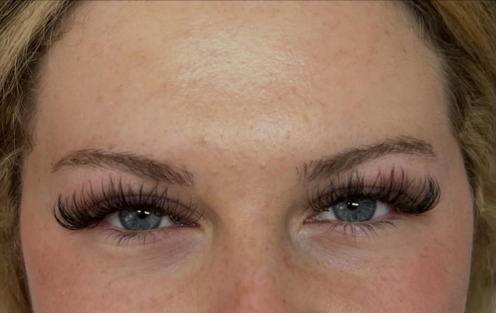 Full set of lash extensions on both eyes