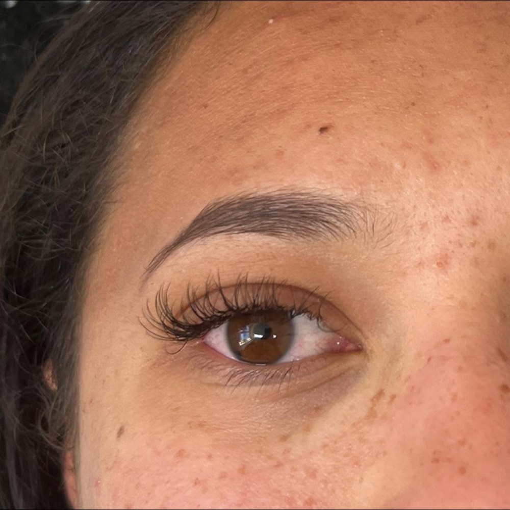 Natural classic lash set, close-up