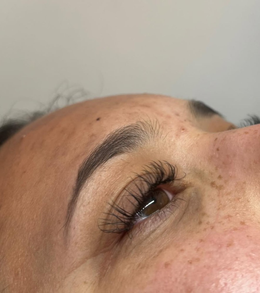 Lash extensions in profile, showing the curl